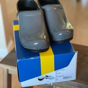 clog size 40. Polished gray. Never worn, new in box, no smoke no pets